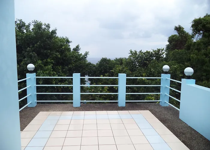 Apartment High Steps *